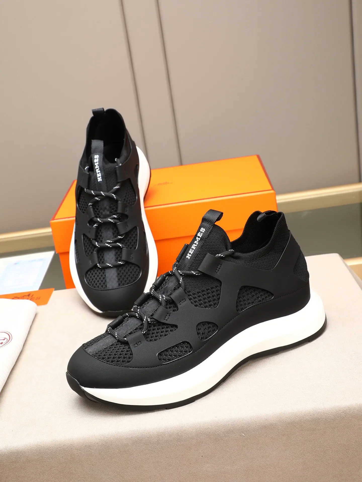 Men's shoes💰580 HERMES/Hermès men's rest sneakers! -High-end quality original casual sports shoes -Upper: high nappa calfskin, forging technology, knitted fabric, shoe brand webbing, injection molded brand logo -Inner: foot pad; water-dyed cowhide -Outsole: ultra-light TPU·rubber; two-color molded outsole -Ultra-high quality control·fine workmanship: highlighted (high-end·luxury·grade) Size: 38-39-40-41-42-43-44 (45 can be customized)